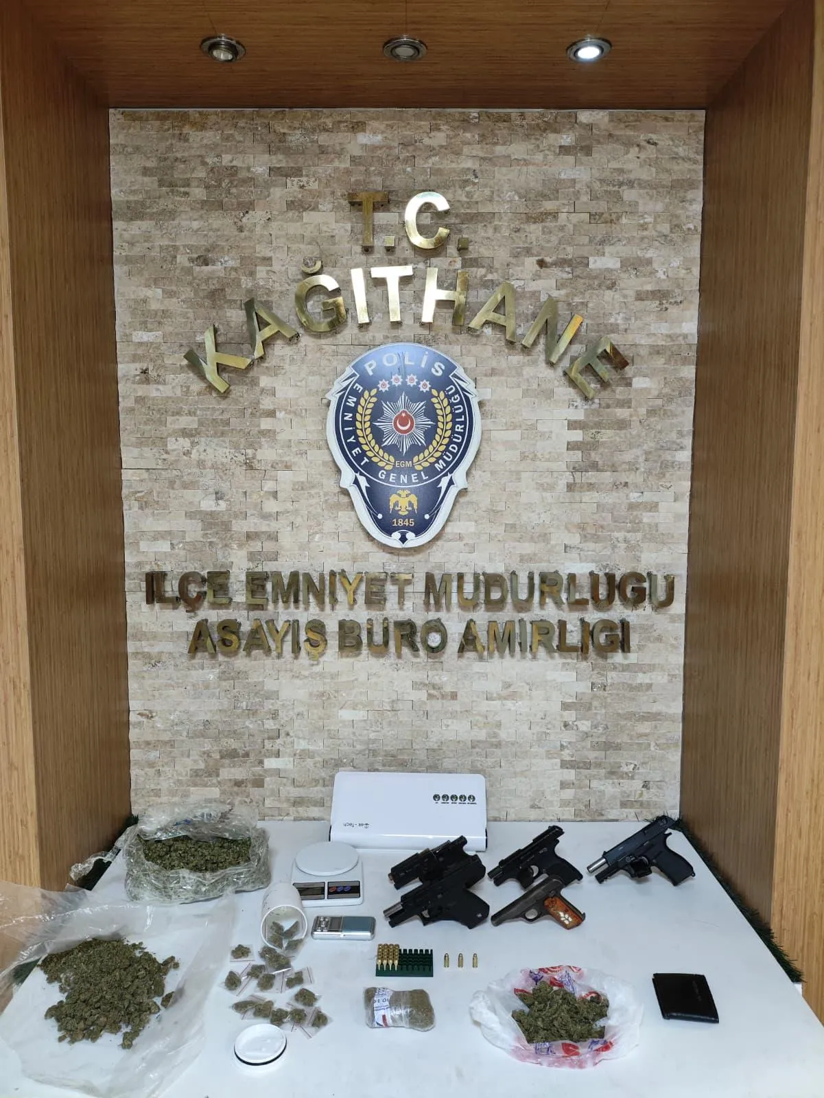 Kağıthane’de aile evi maskesiyle uyuşturucu ve silah deposu kurmuşlar
