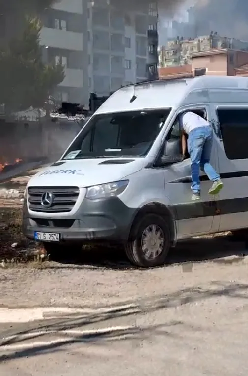 Mahalleli birleşti, yanmaya başlayan minibüsü elleriyle kurtardı