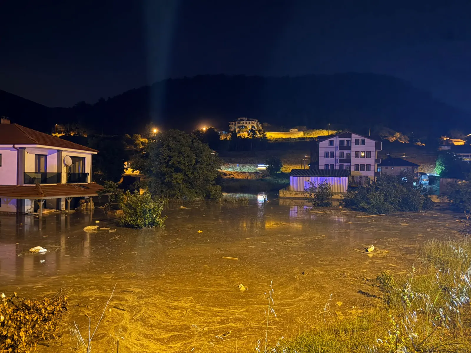 Sakarya Taraklı'da sağanak seli tarım arazilerini ve evleri vurdu