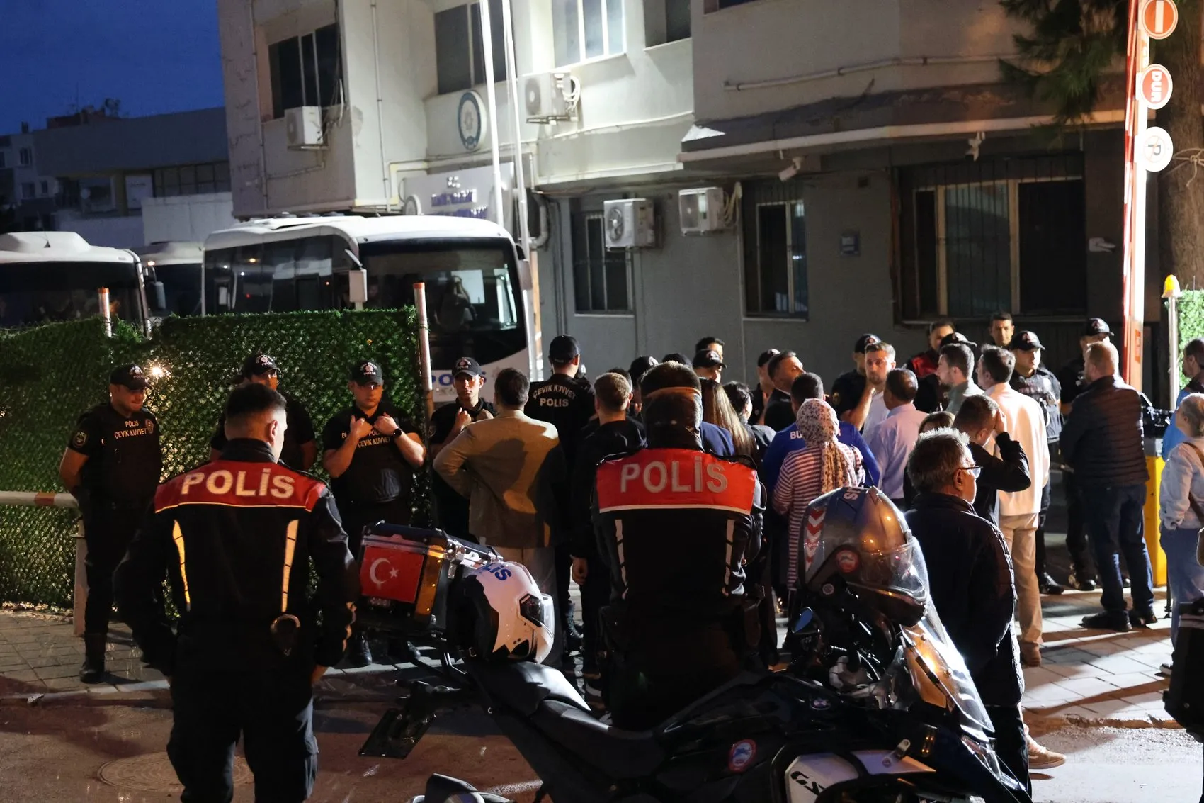 Buca Belediyesi operasyonunda 54 kişi hakim karşısına çıkıyor