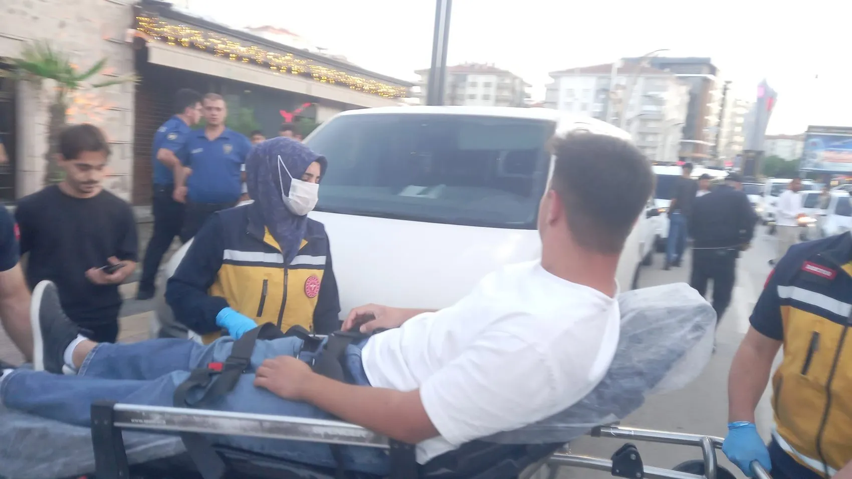 Aksaray'da sokak ortasında yan bakma kavgası kanlı bitti