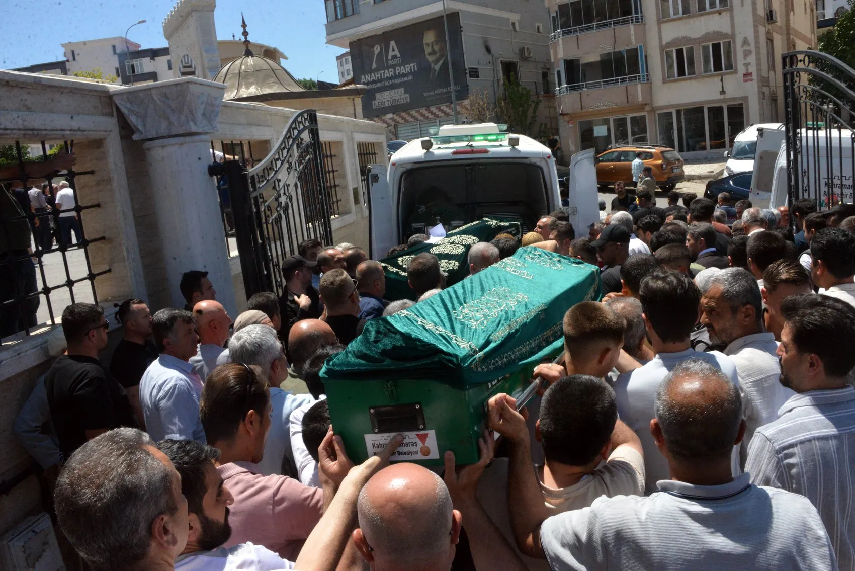 Kahramanmaraş'ta acı veda Yangında hayatını kaybeden 3 kardeş defnedildi