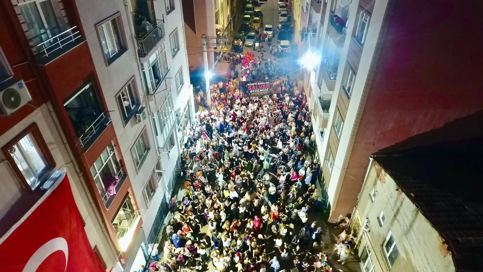 Çorlu sokaklarını dolduran şalvarlı kadınlar doyasıya eğlendi