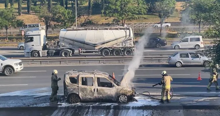 Esenyurt TEM Otoyolu'nda yanan araç trafiği kilitledi
