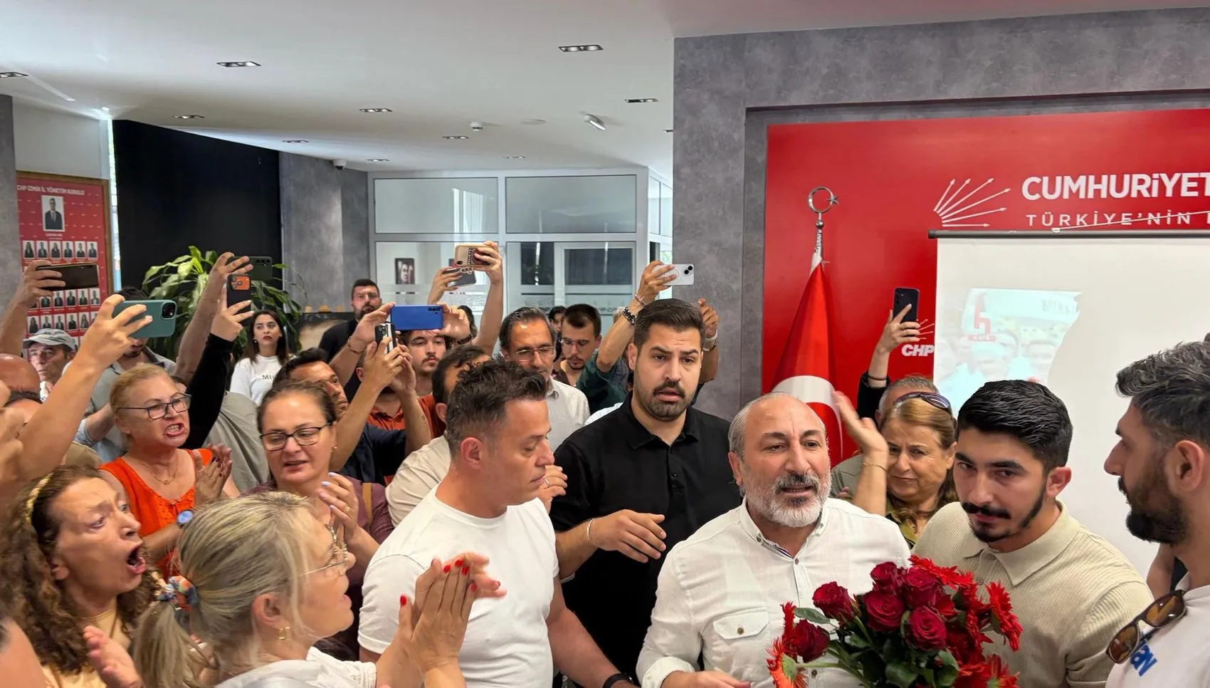 CHP İzmir teşkilatında koltuk krizi büyüyor