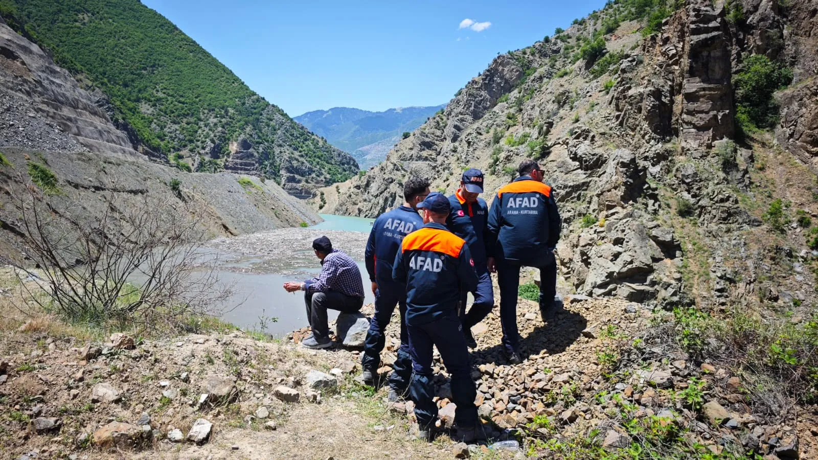 Şavşat Deresi'nde kaybolan baba ve oğul aranıyor