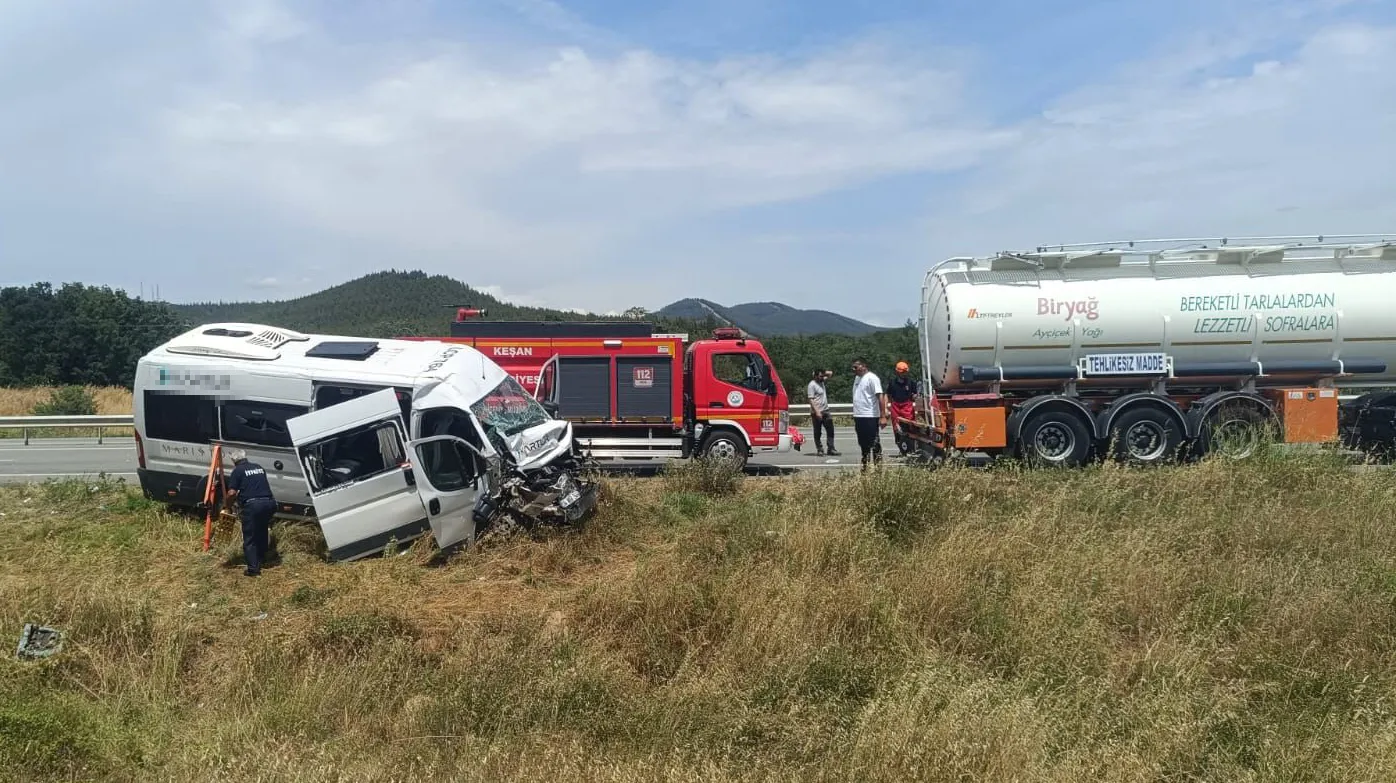 Keşan yolunda servis kazası 16 kişi hastaneye kaldırıldı