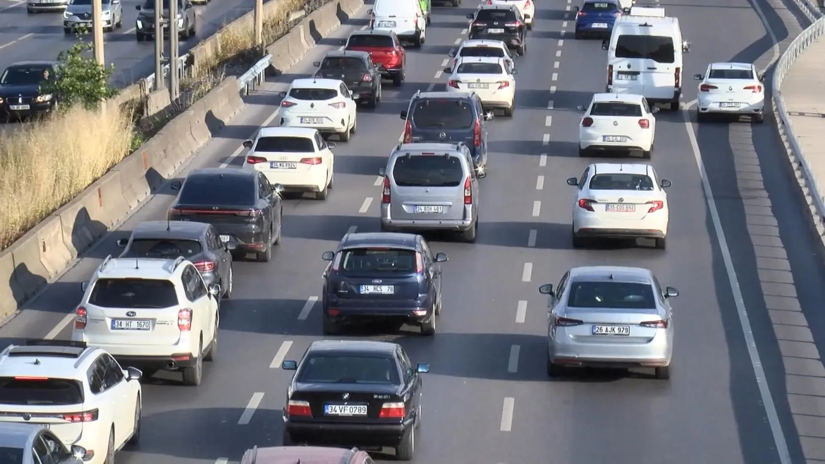 İstanbul trafiği bayram sonrası ilk mesai gününde kilitlendi