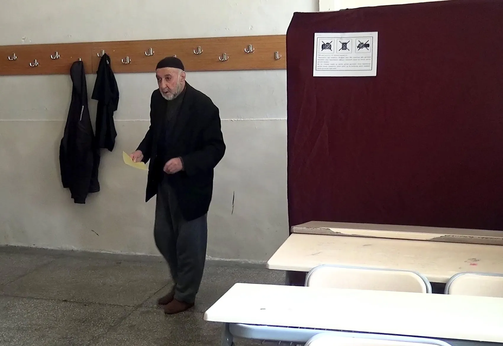 Erzurum Lalapaşa Mahallesi yeni muhtarını seçmek için sandık başında