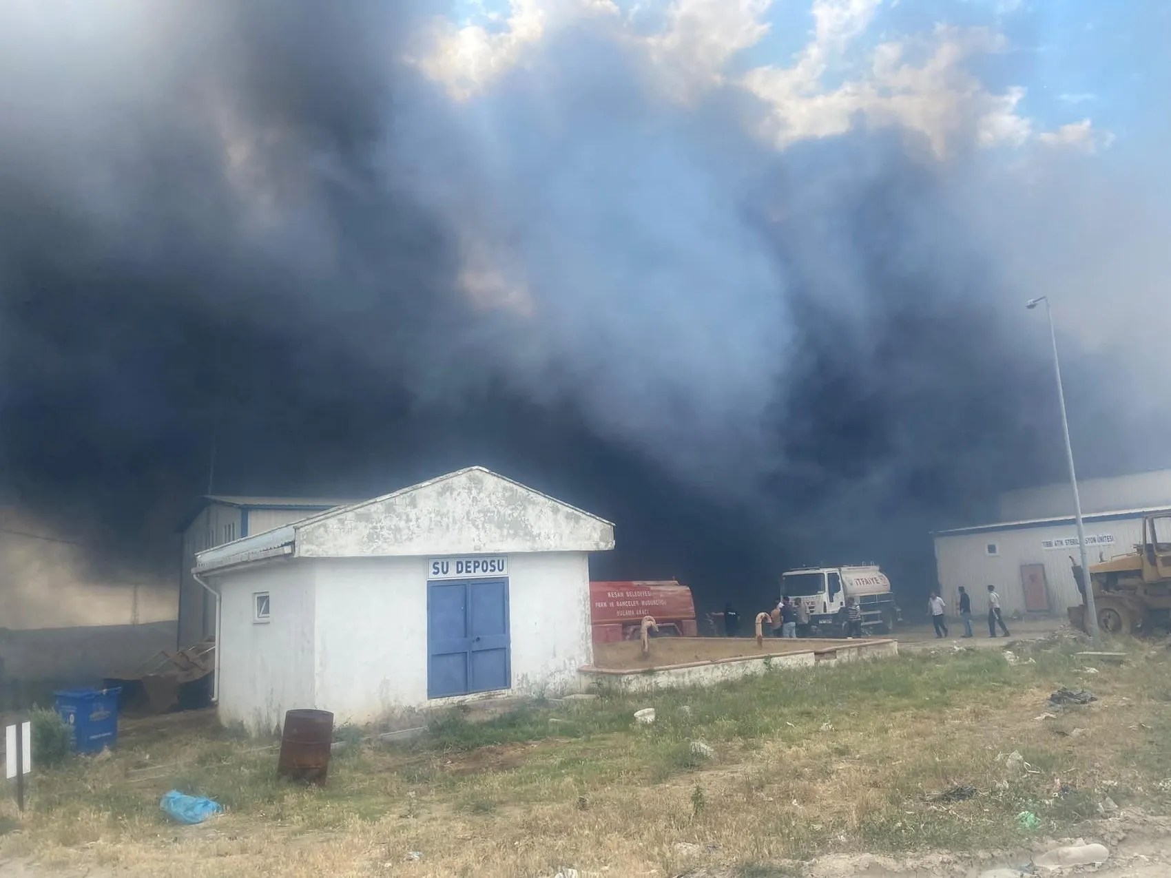 Keşan'daki atık tesisinde plastikler alevlere teslim oldu