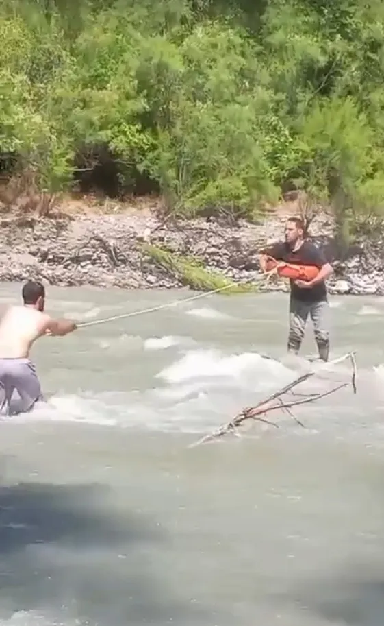 Pozantı’da serinlemek isteyen vatandaş çayda mahsur kaldı