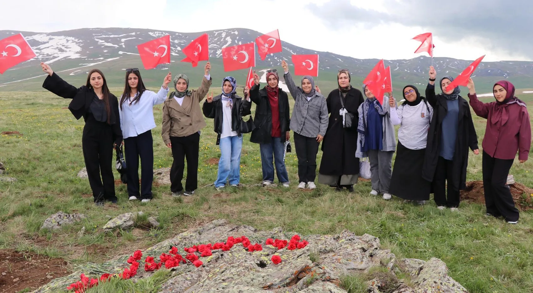 Erzurumlu gençler Sarıkamış şehitleri için zirveye yürüdü