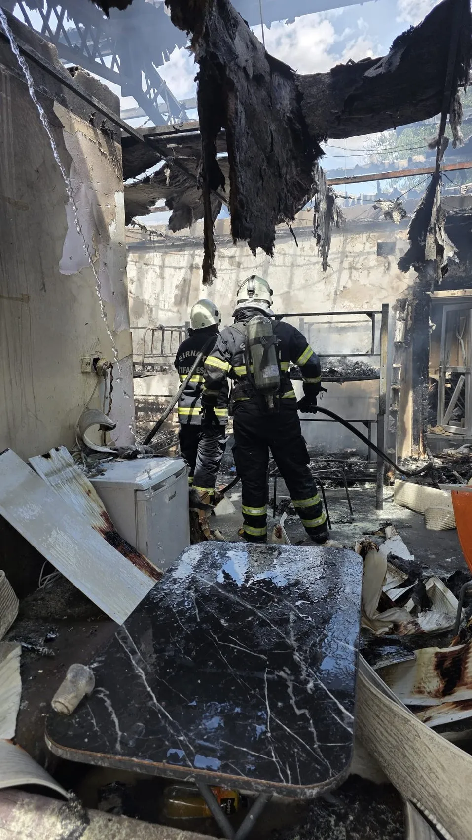 Şırnak’ta yanan evde itfaiyeciden hassas müdahale