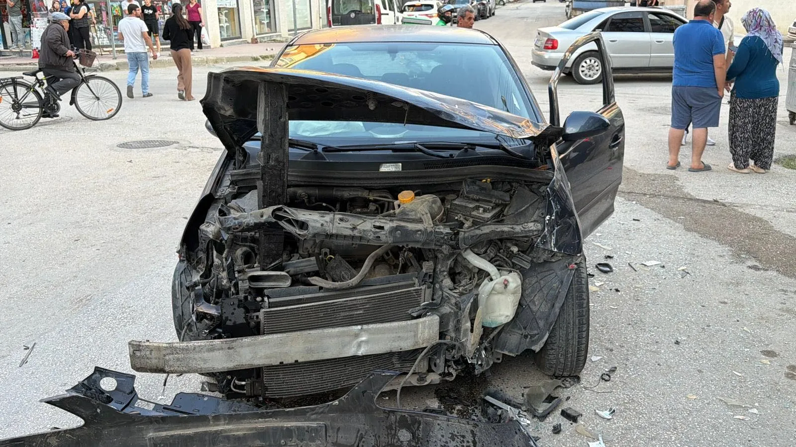 Eskişehir’de kontrolden çıkan araç dükkan duvarına çarptı
