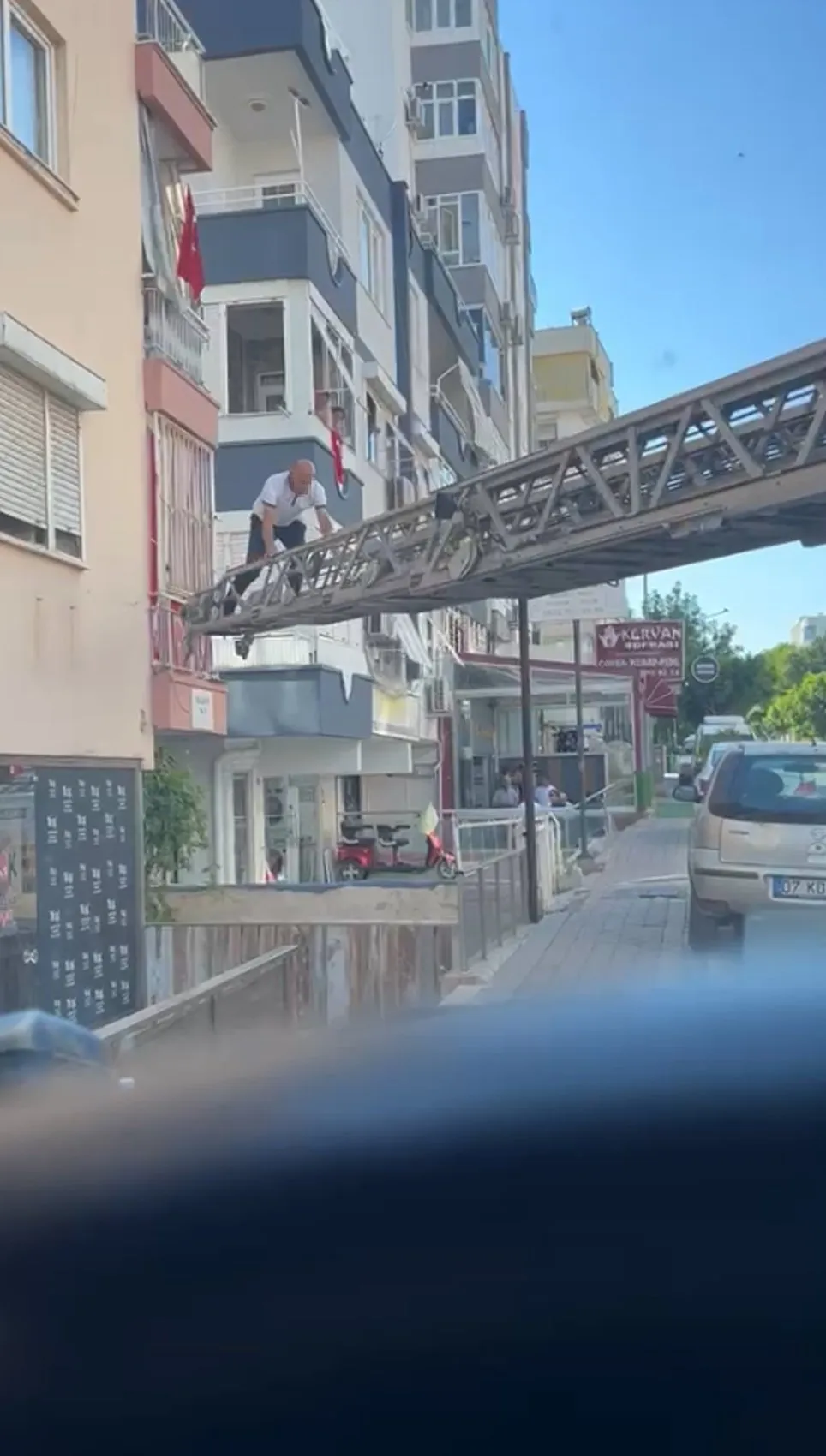 Antalya'da balkon korkuluklarına asılı kalan kişi yürekleri ağza getirdi