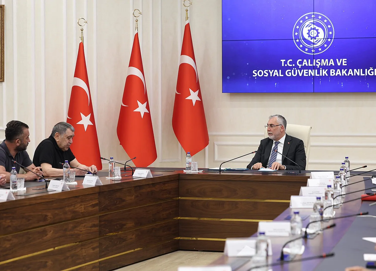 Bakan Işıkhan maden işçilerinin alacakları için masaya oturdu