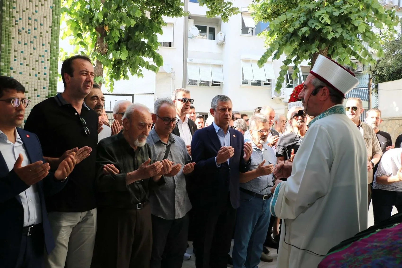 Özgür Özel İzmir'de aile dostunu son yolculuğuna uğurladı