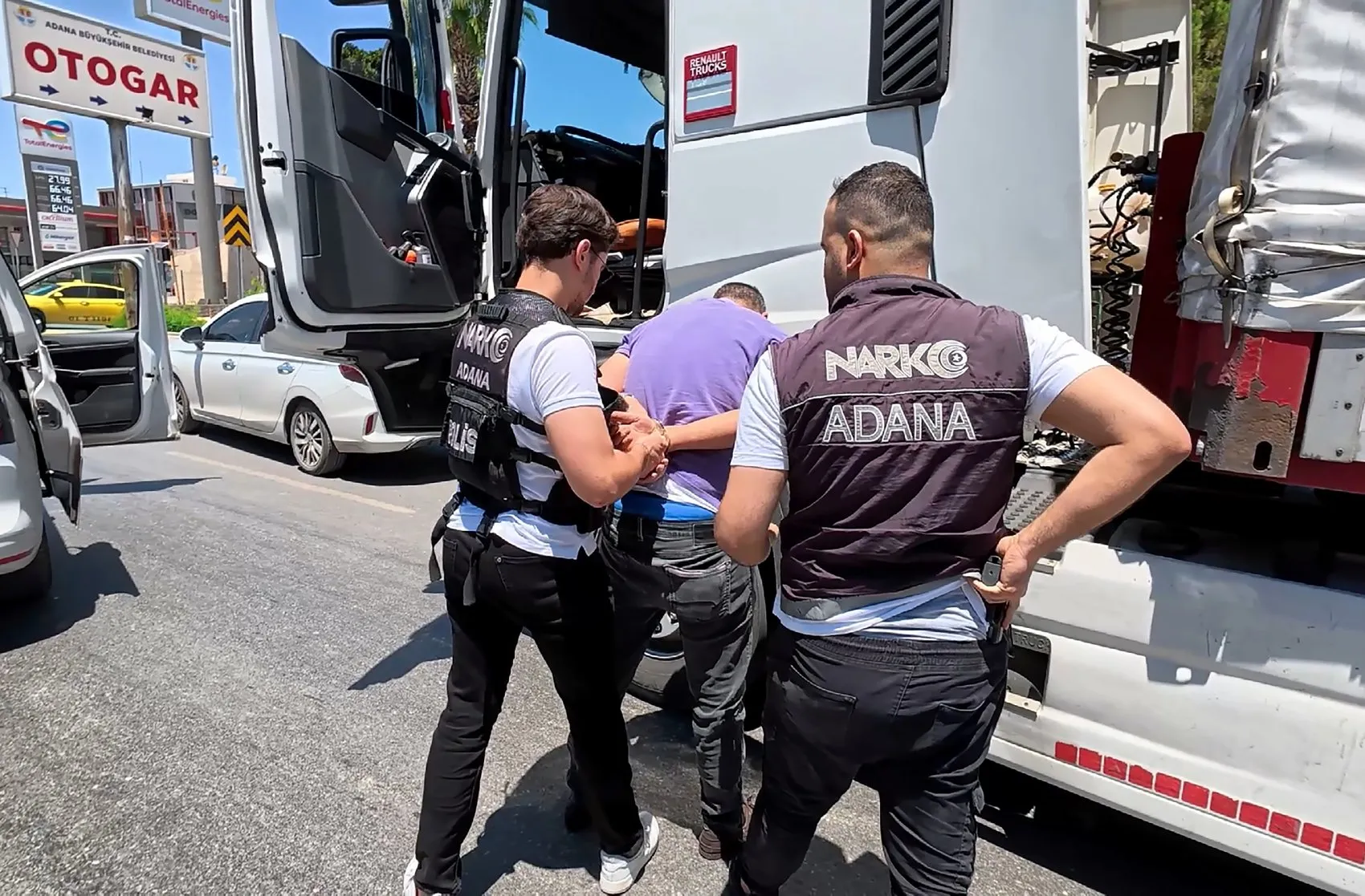Adana yolunda büyük narkotik operasyonu