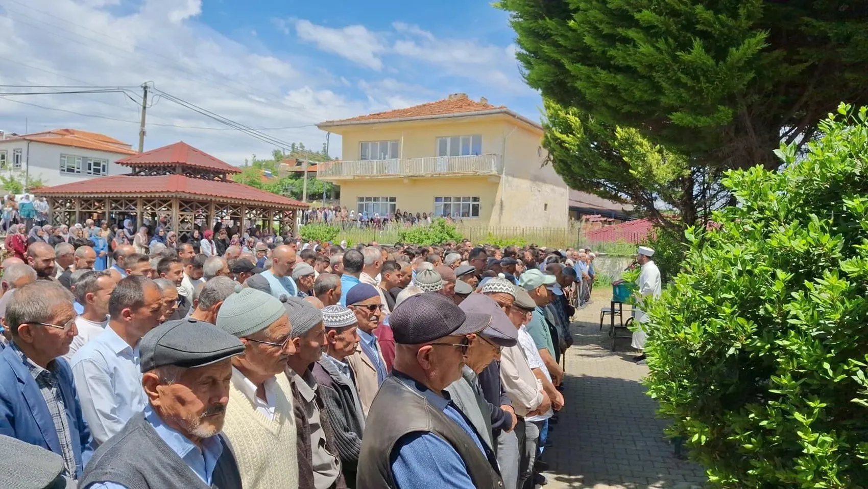Manisa üniversite öğrencisi Zehra Kaçar'ı son yolculuğuna uğurladı