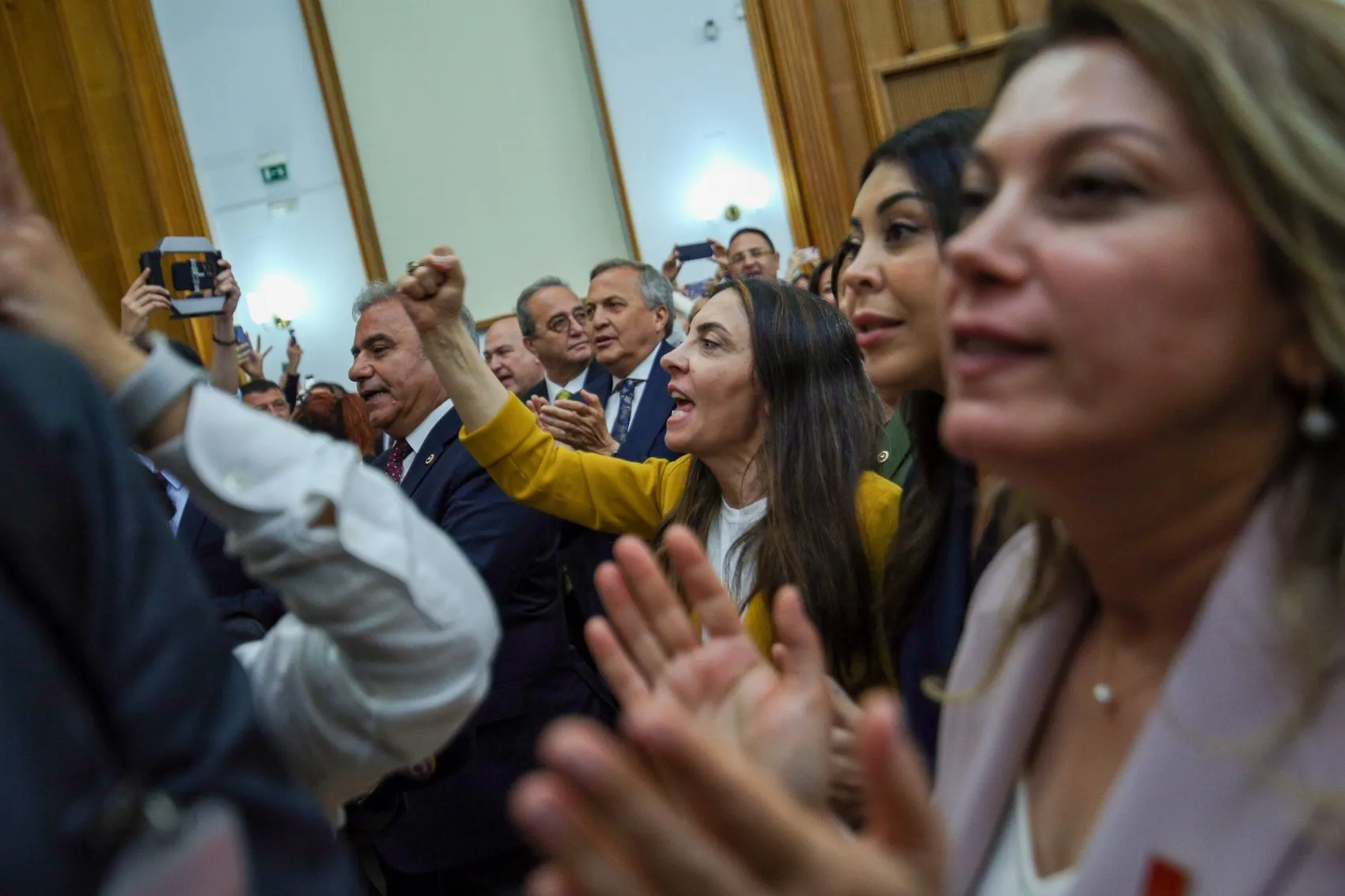 Özgür Özel Meclis kürsüsünden meydan okudu