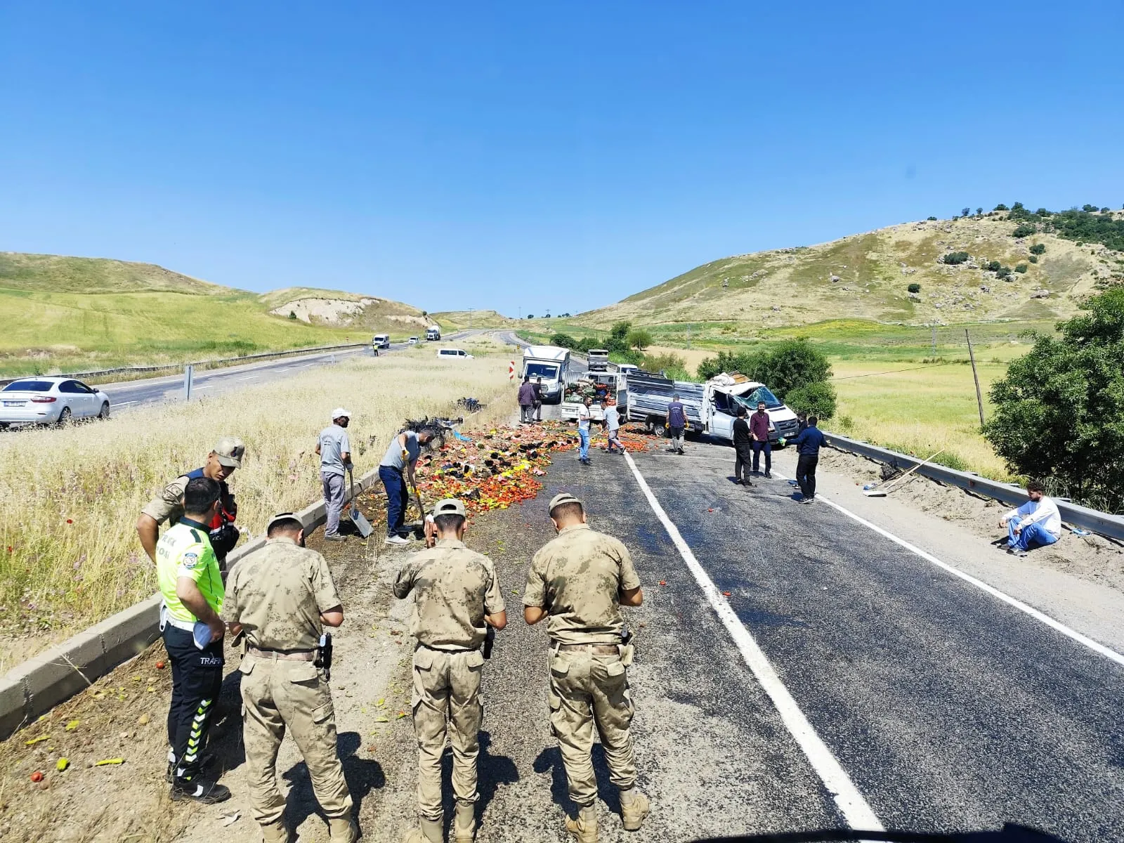Silvan yolunda kamyonet kazası ürünleri yola döktü