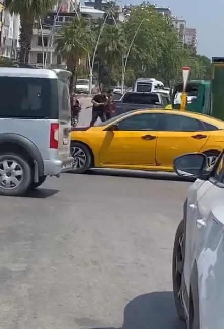 Adana trafiğinde dehşet anları tüfekle araçtan indirip dövdüler