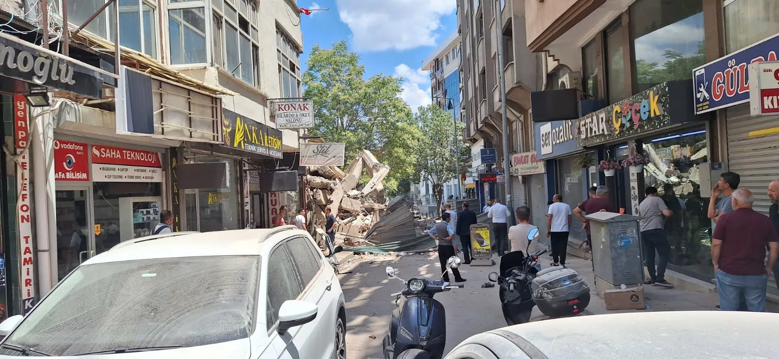 Afyonkarahisar’da yıkım çalışması sırasında dev bina çöktü