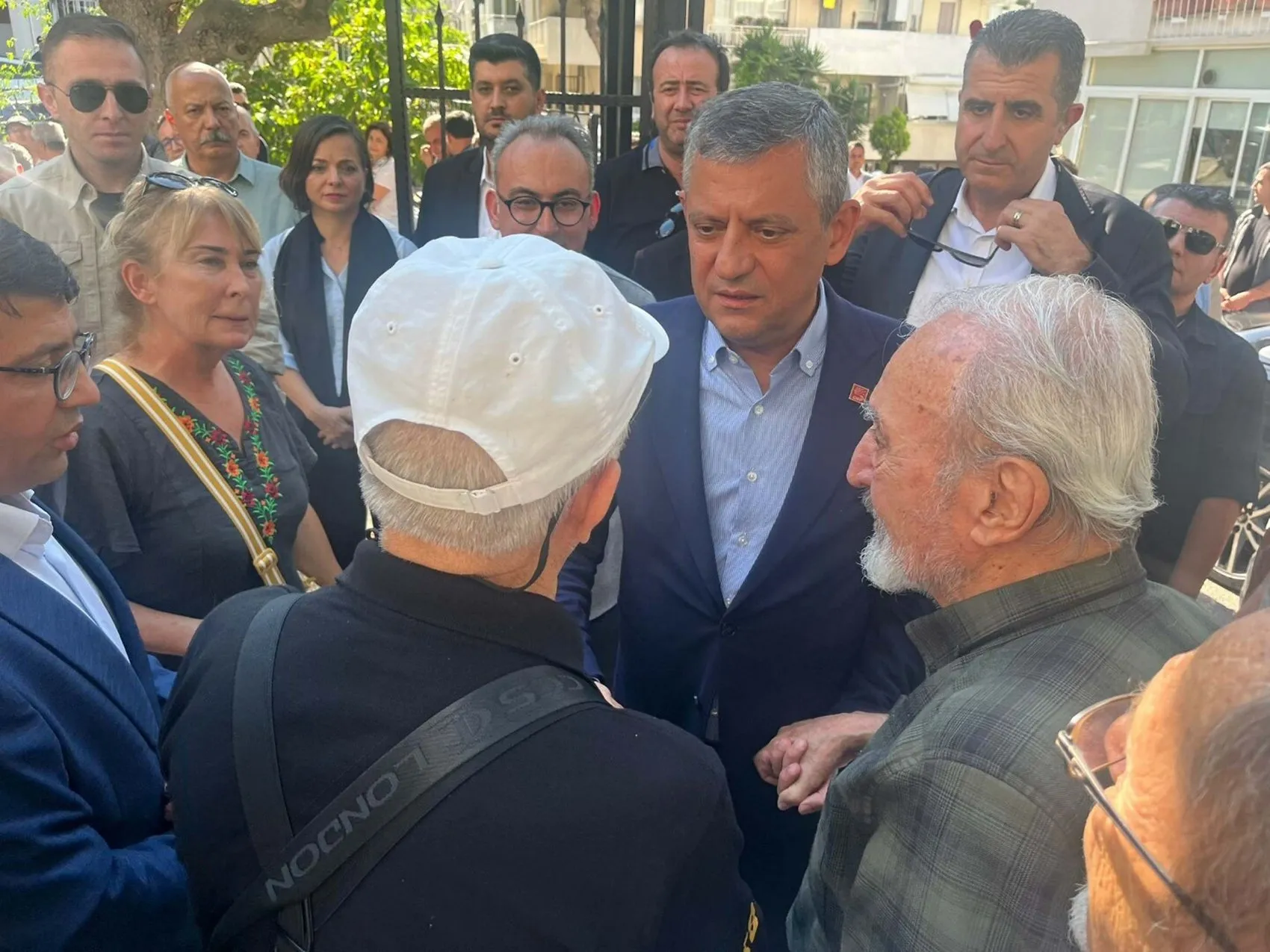Özgür Özel İzmir'de aile dostunu son yolculuğuna uğurladı