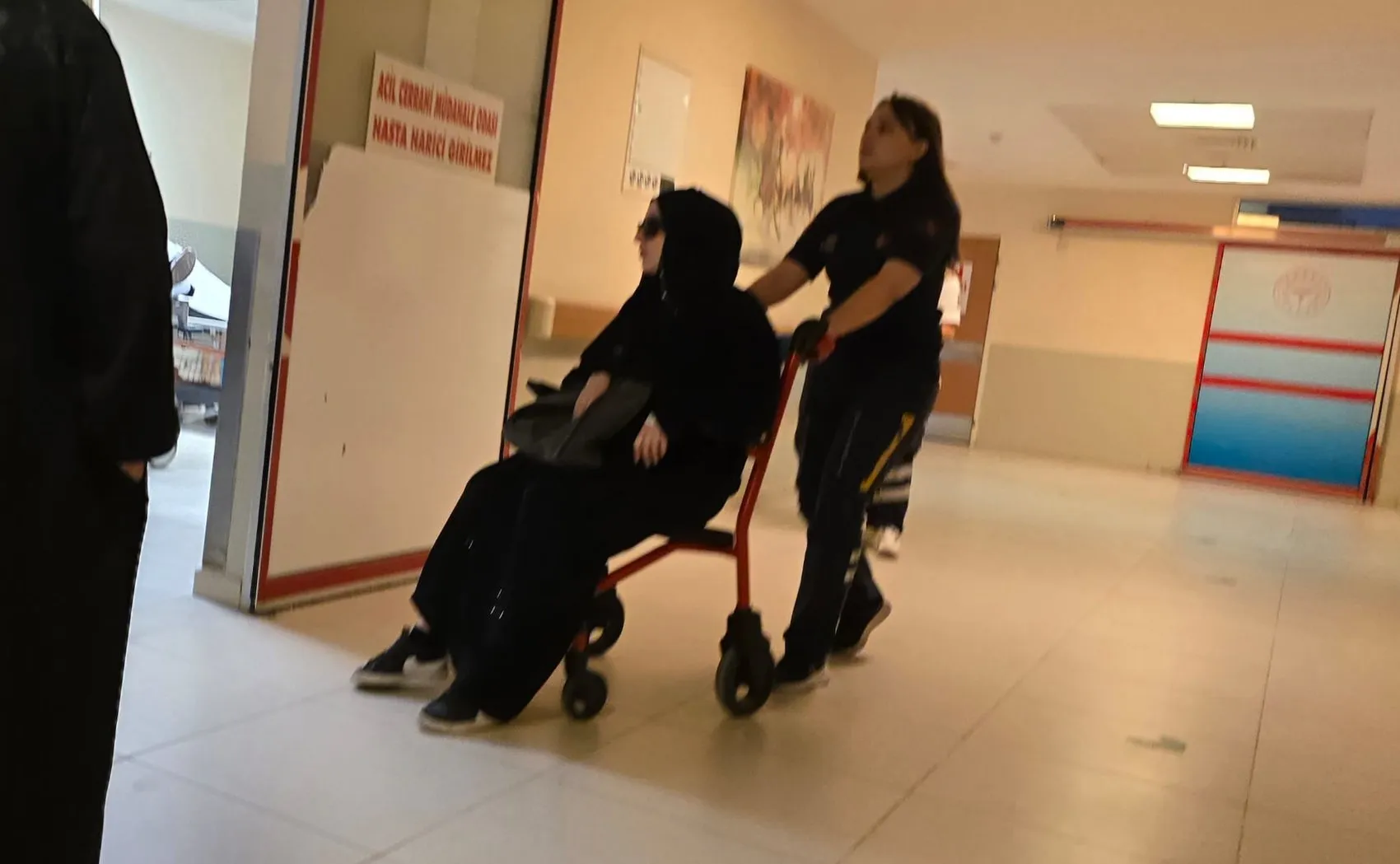 İnegöl’de yoldan geçen iki kardeşe otomobil çarptı