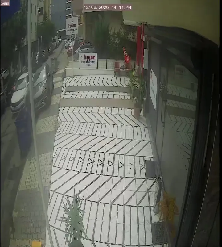 İBB yöneticisinin aracına takip cihazı yerleştirildiği anlar kamerada