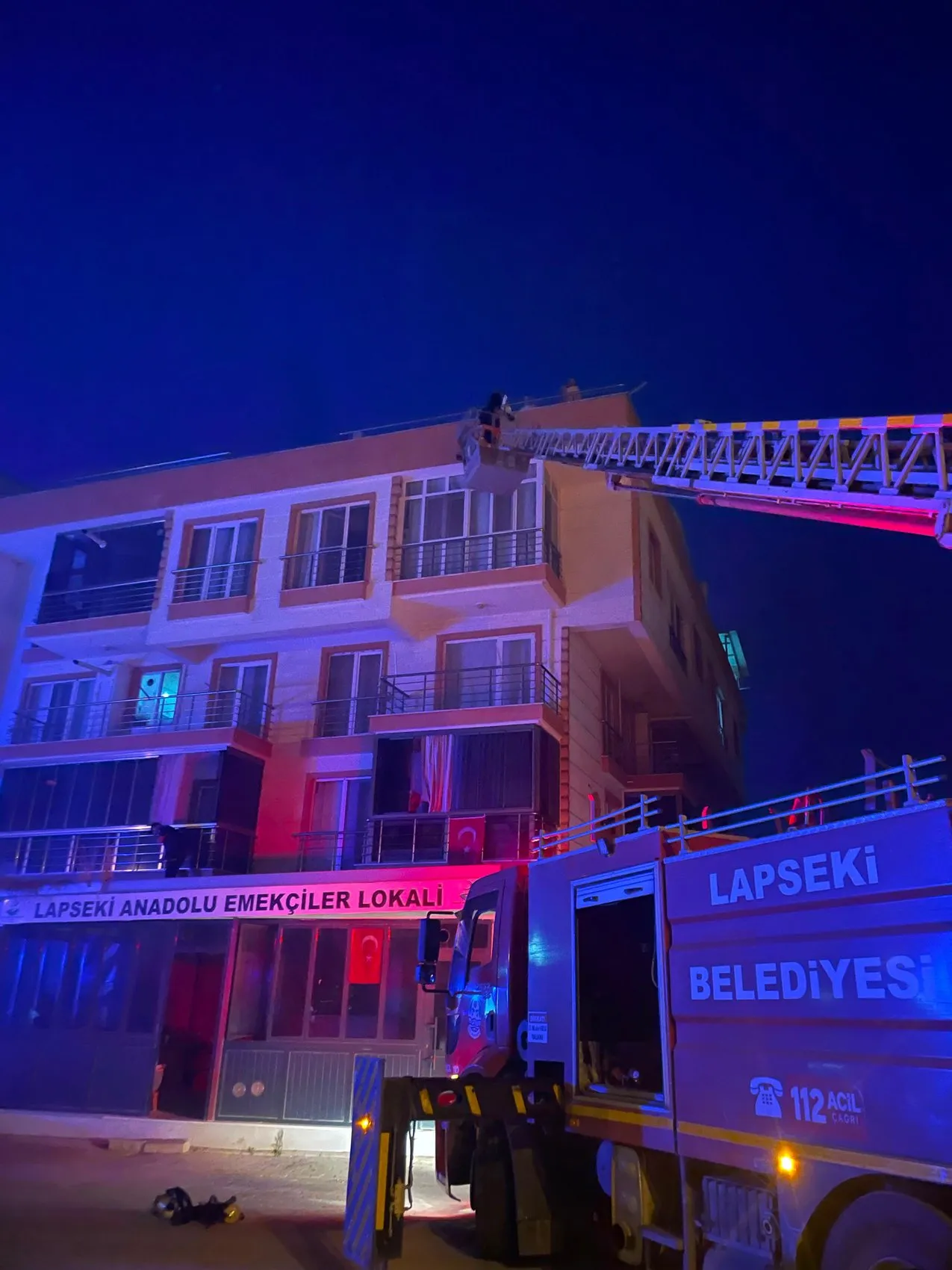 Lapseki’de apartman yangını 6 kişi hastanelik oldu