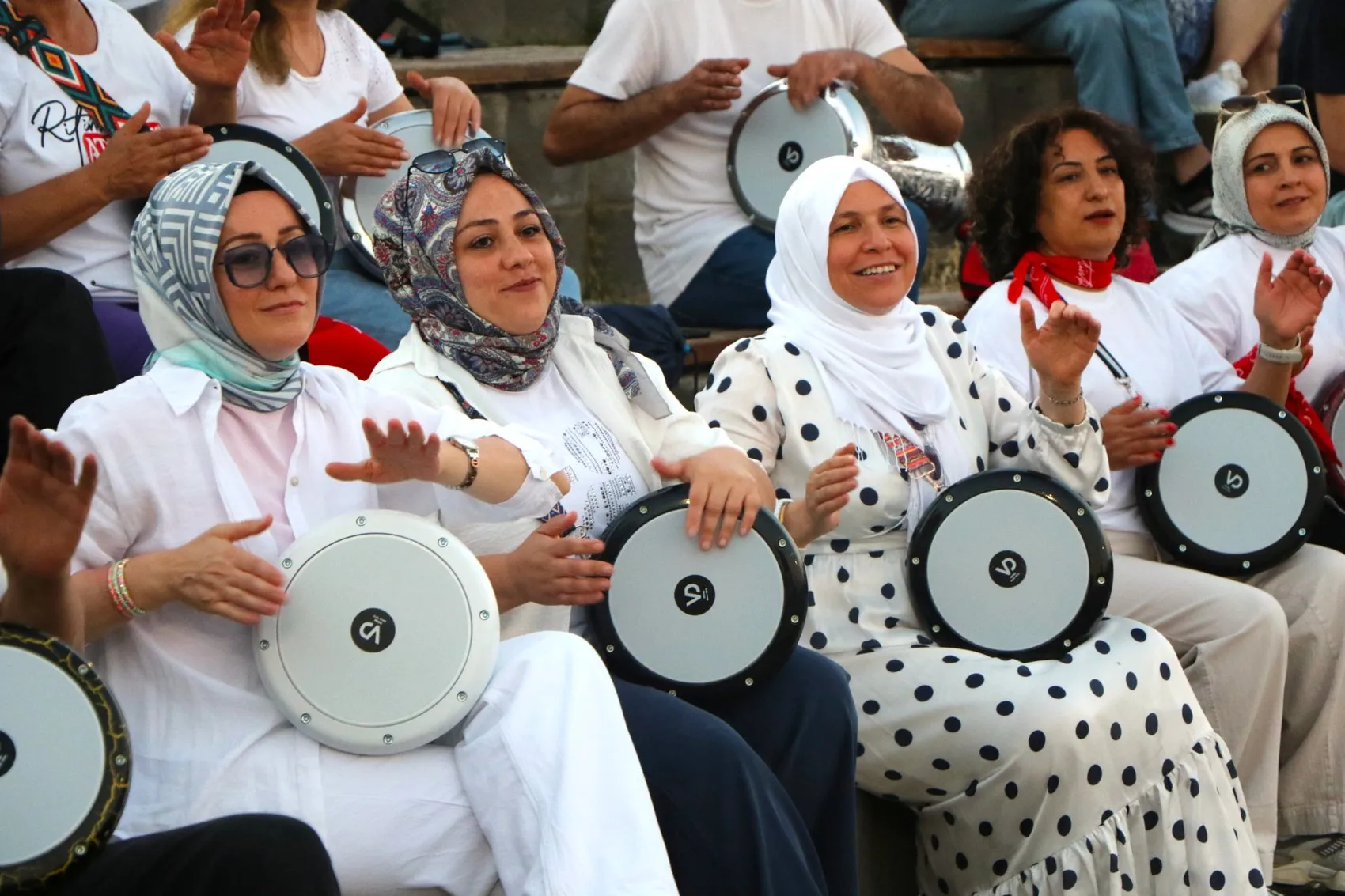 Samsunlu kadınlar darbuka başında stres atıyor