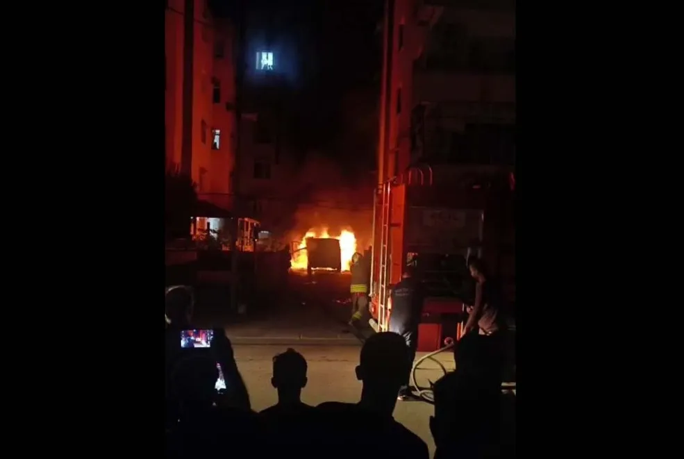 Reyhanlı’da park halindeki otomobil alevlere teslim oldu
