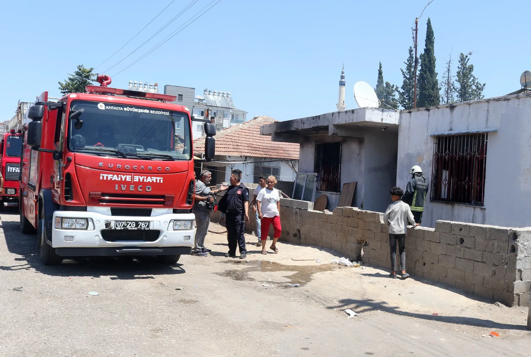 Antalya Kepez’de şüpheli yangın İki komşu ev aynı anda alev aldı