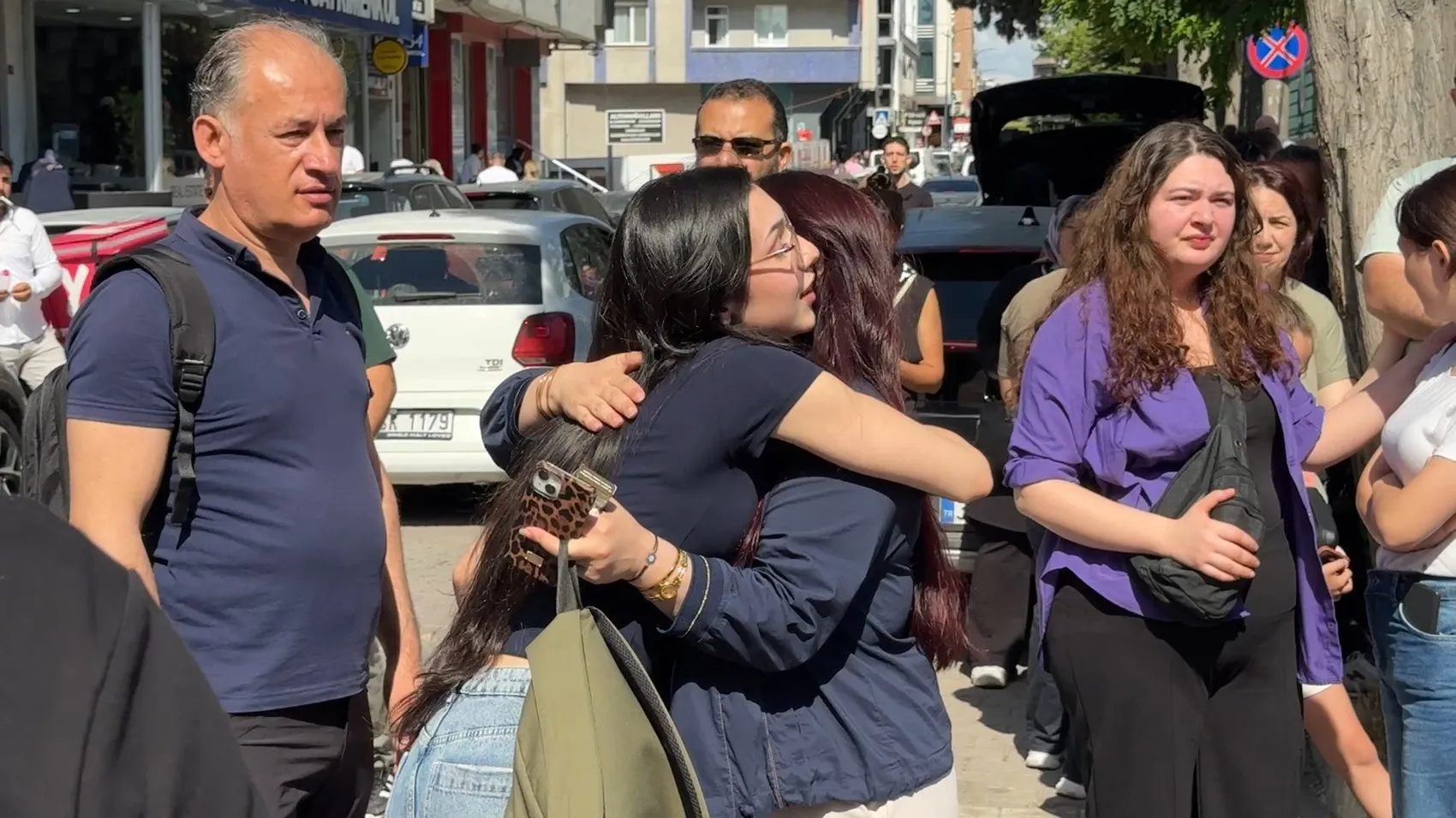 Avcılar'da sınav günü okul karıştıran öğrenci çitleri aşmaya çalıştı