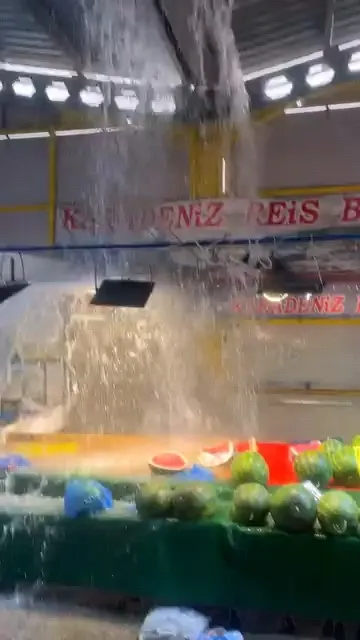 İnegöl’de sel baskını Çocuklar su birikintilerinde yüzdü