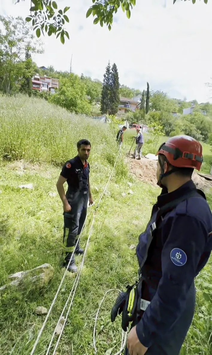 İzmit'te kuyuda mahsur kalan boğayı itfaiye ekipleri kurtardı