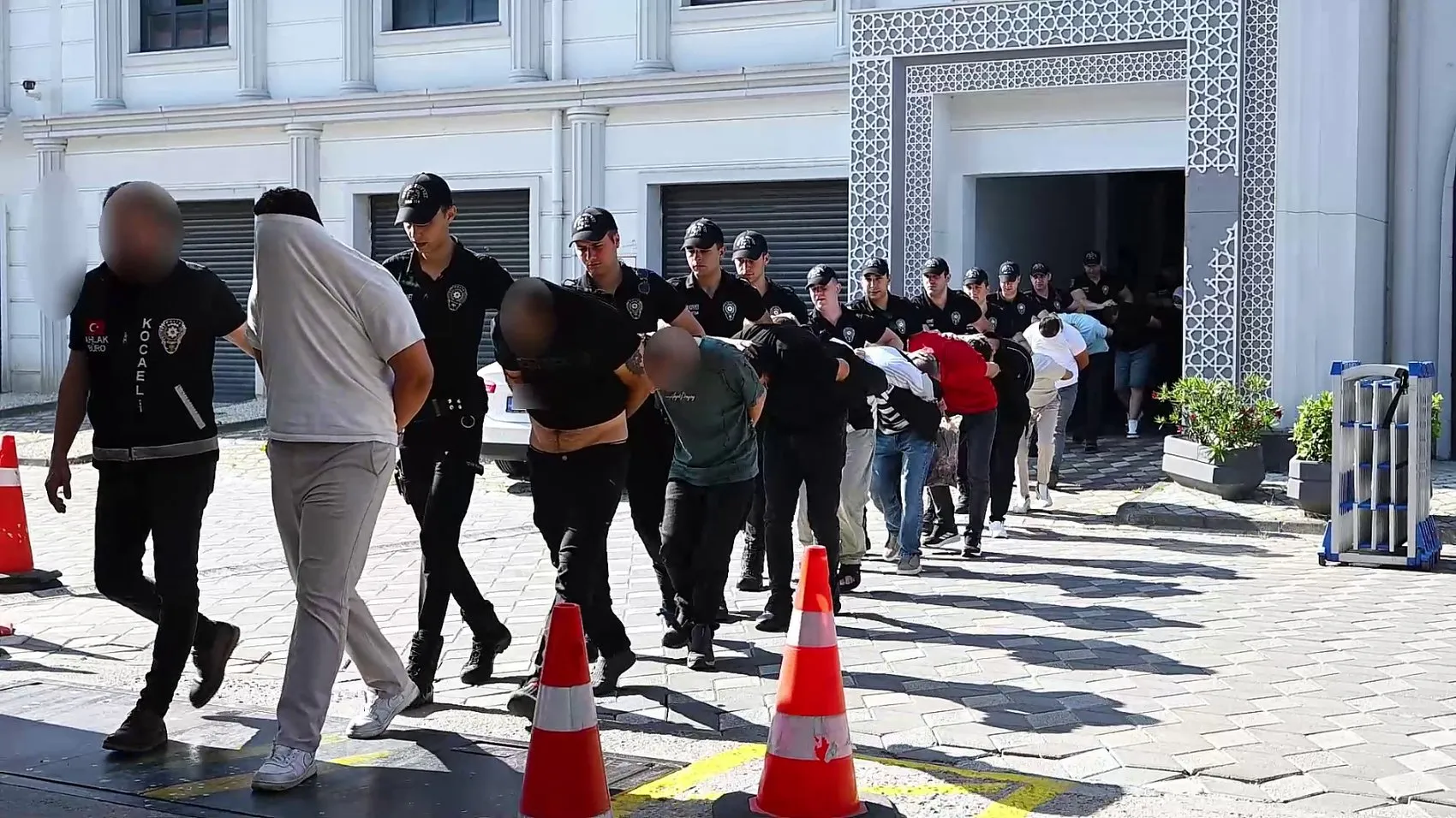 Kocaeli merkezli dev fuhuş operasyonunda 14 kişi cezaevine gönderildi