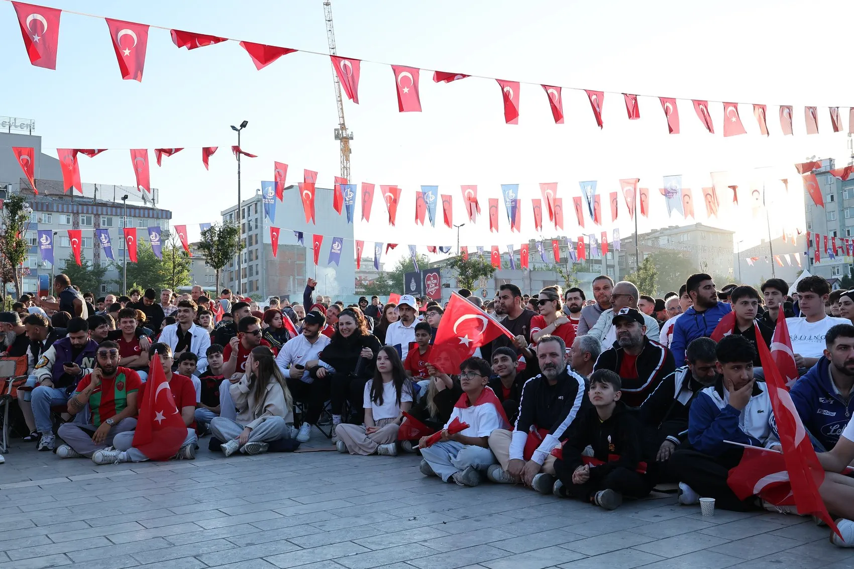 Bağcılar’da sabahın ilk ışıklarında milli heyecan yaşandı