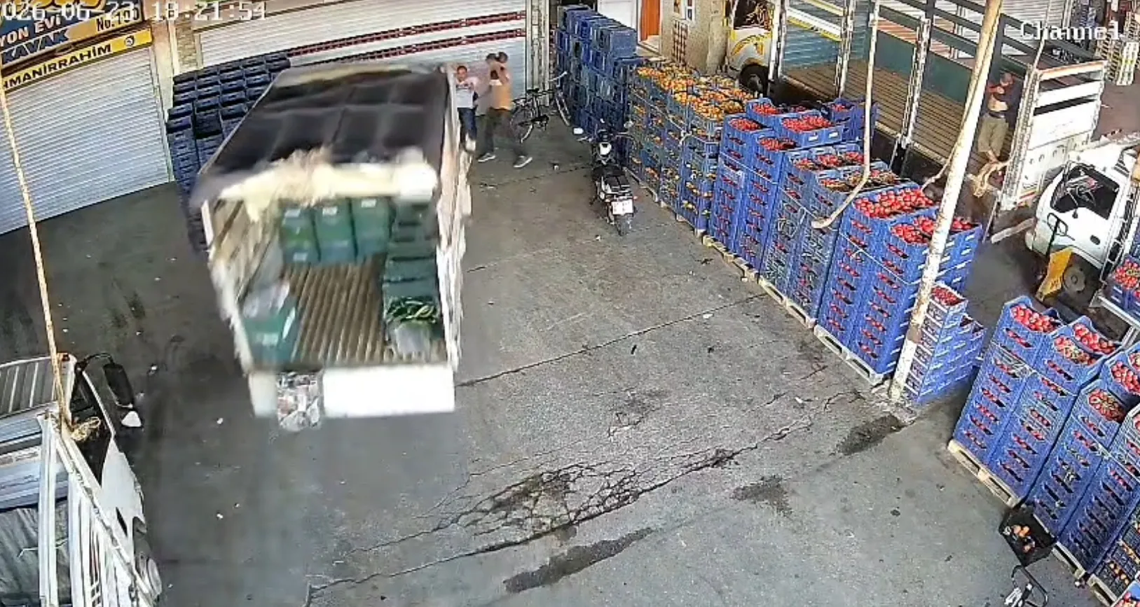 Adana’da hal kompleksinde dehşet anları kameraya yansıdı