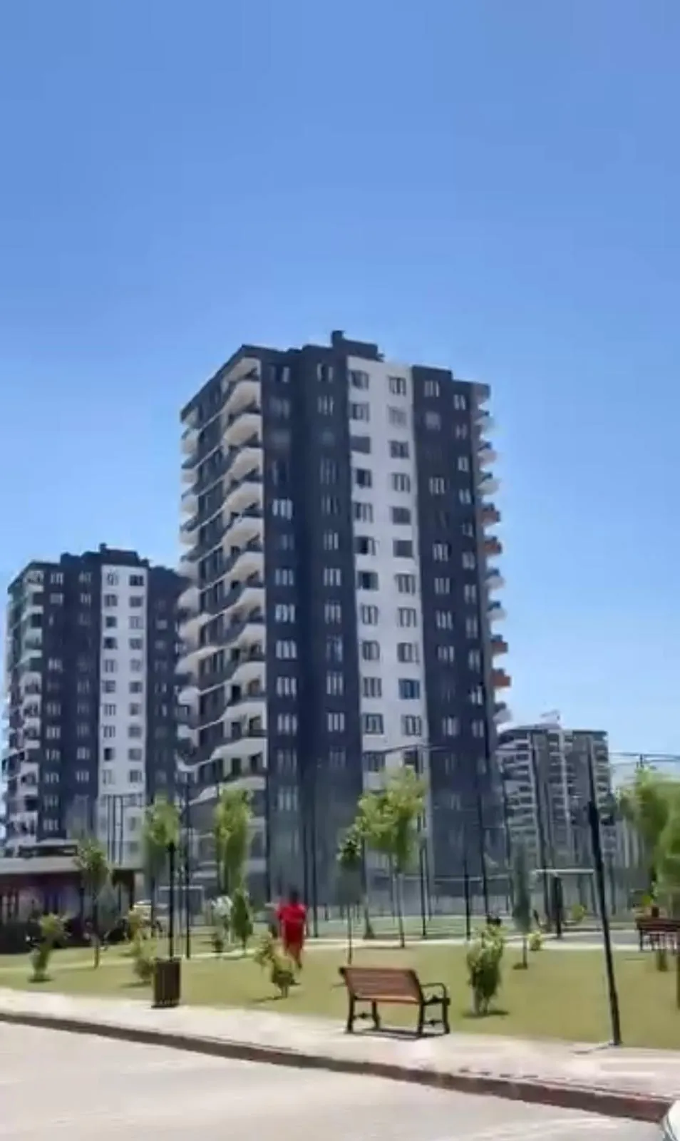 Diyarbakır'da 12'nci kattaki pencerede korku dolu anlar