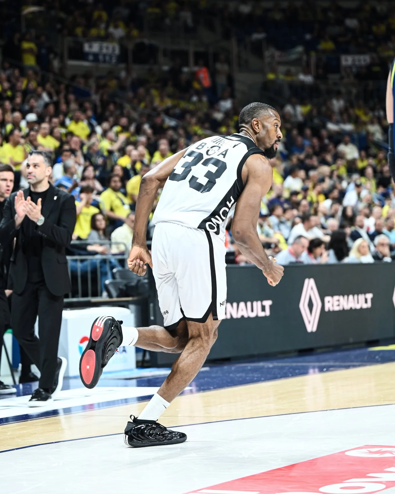 Beşiktaş derbide Fenerbahçe’yi evinde devirdi