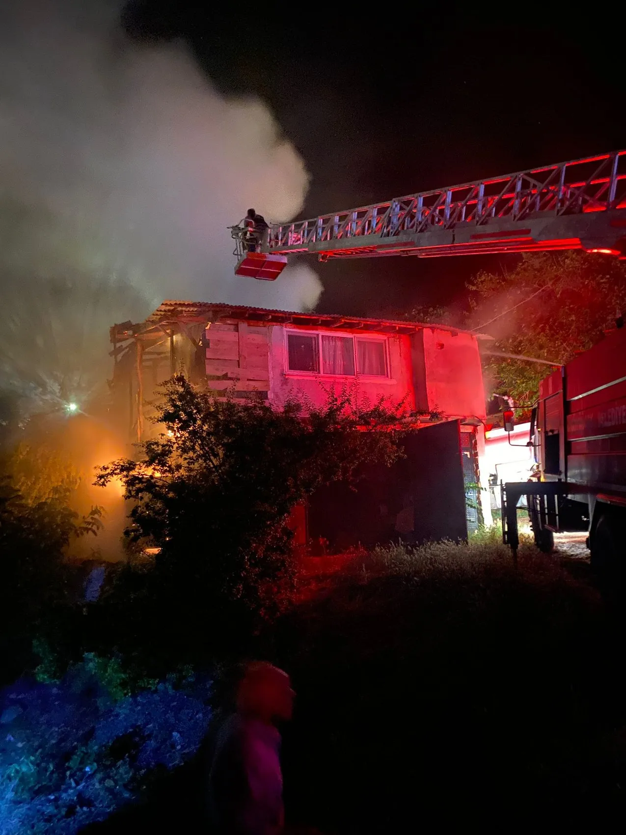 Amasya'da gece yarısı çıkan yangın evi küle çevirdi