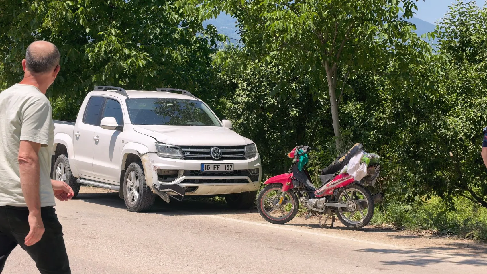 İnegöl yolunda tehlikeli sollama Motosikletli genç ağır yaralandı