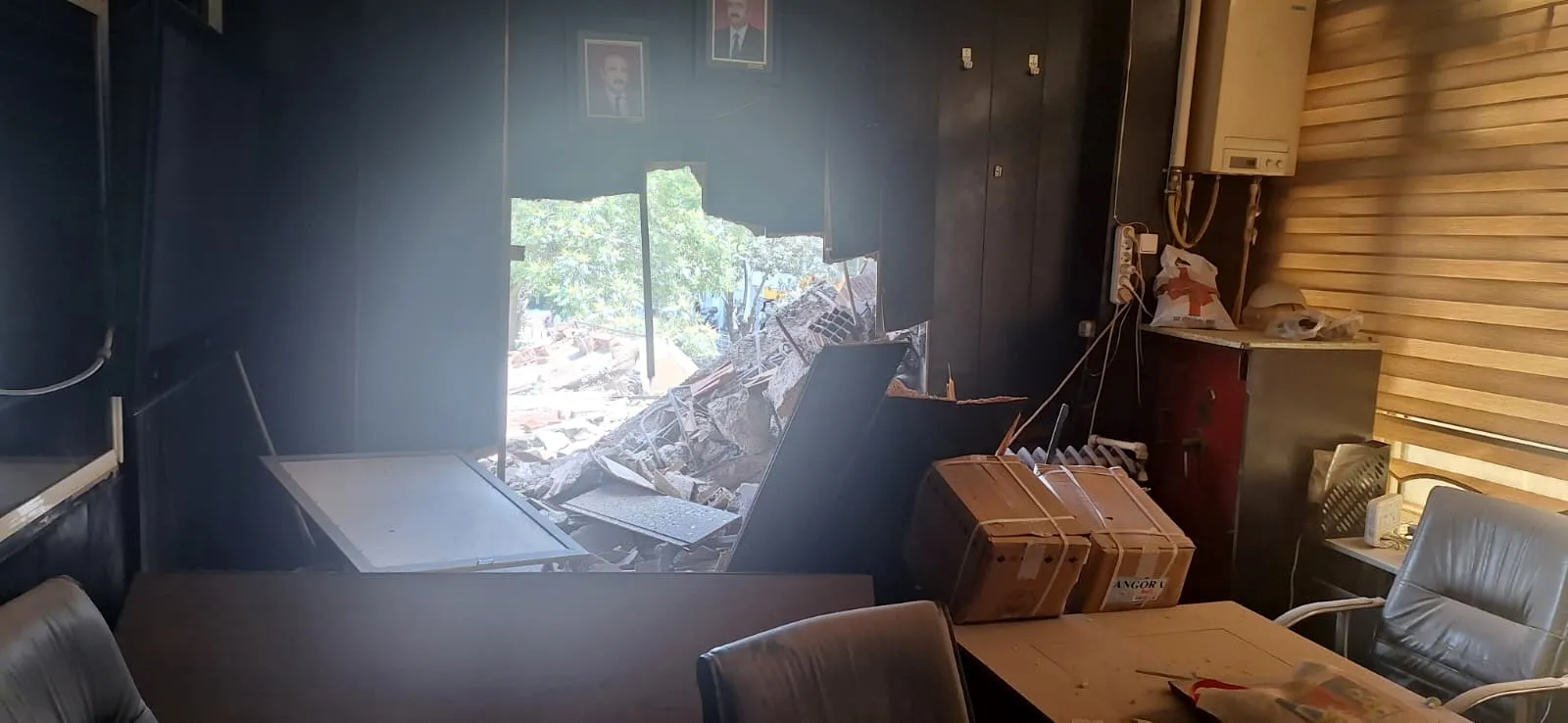 Afyonkarahisar’da yıkım çalışması sırasında dev bina çöktü