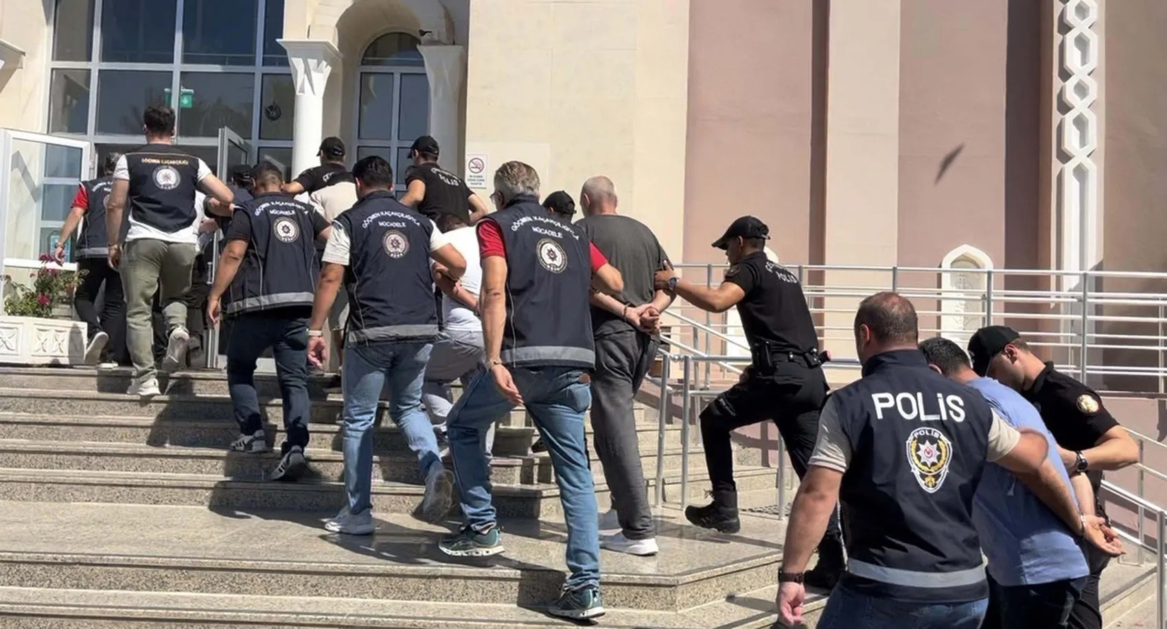 Muğla merkezli göçmen kaçakçılığı operasyonunda 18 kişi adliyede