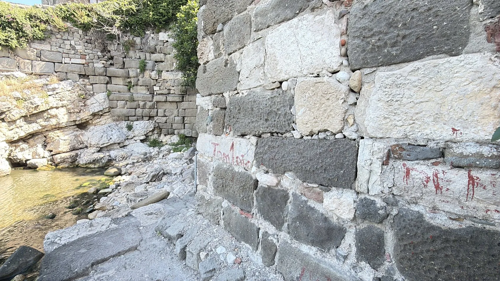Amasra’nın tarihi Direkli Kaya’sına sprey boyalı saldırı