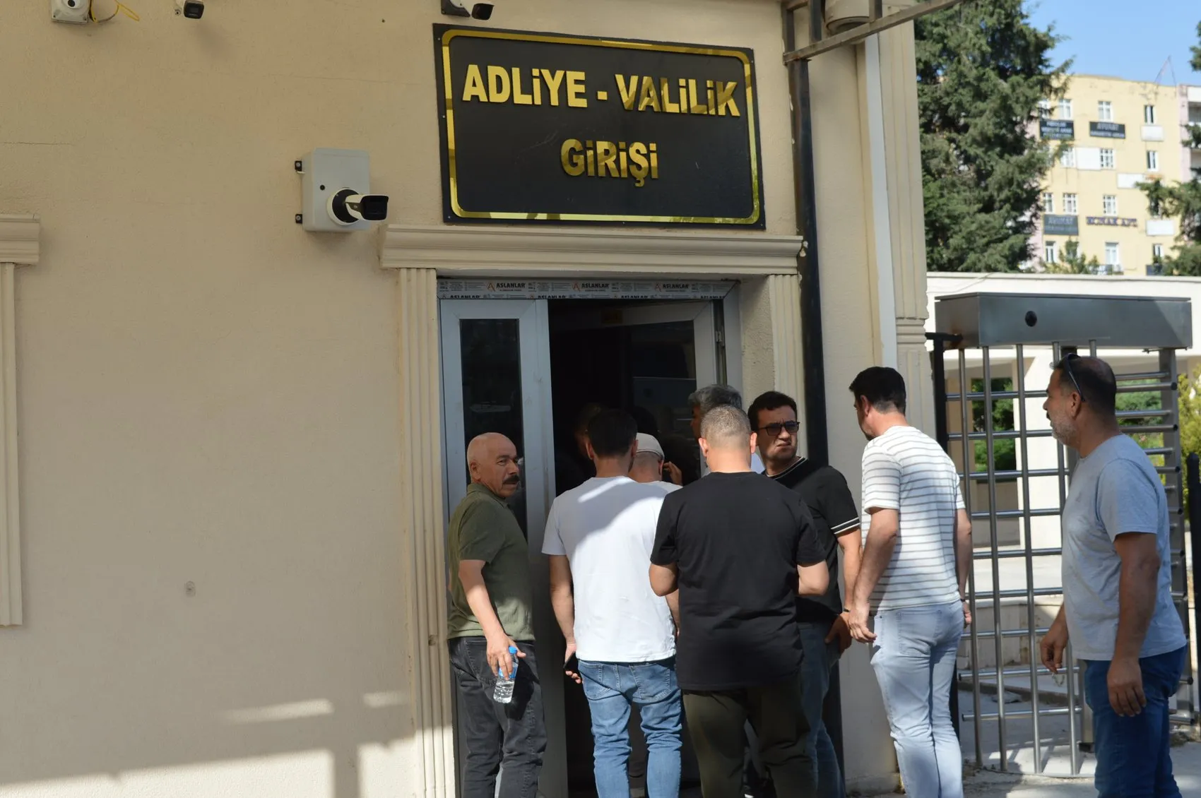 Mardin'de 80 aile aynı dairelerin başkasına satılmasıyla mağdur oldu