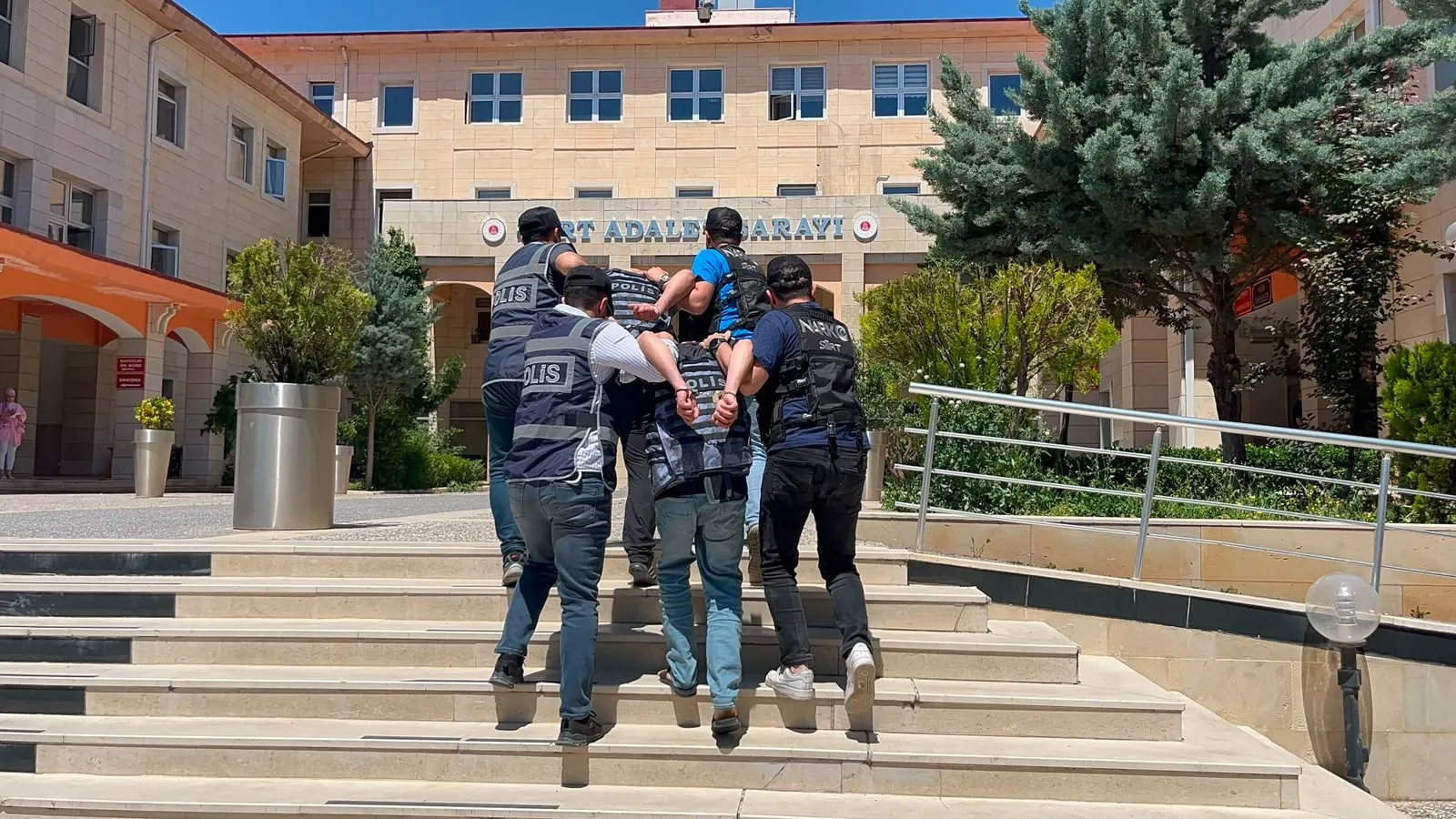 Siirt'te bıçaklı saldırı cinayeti sonrası dört kişi cezaevine gönderildi