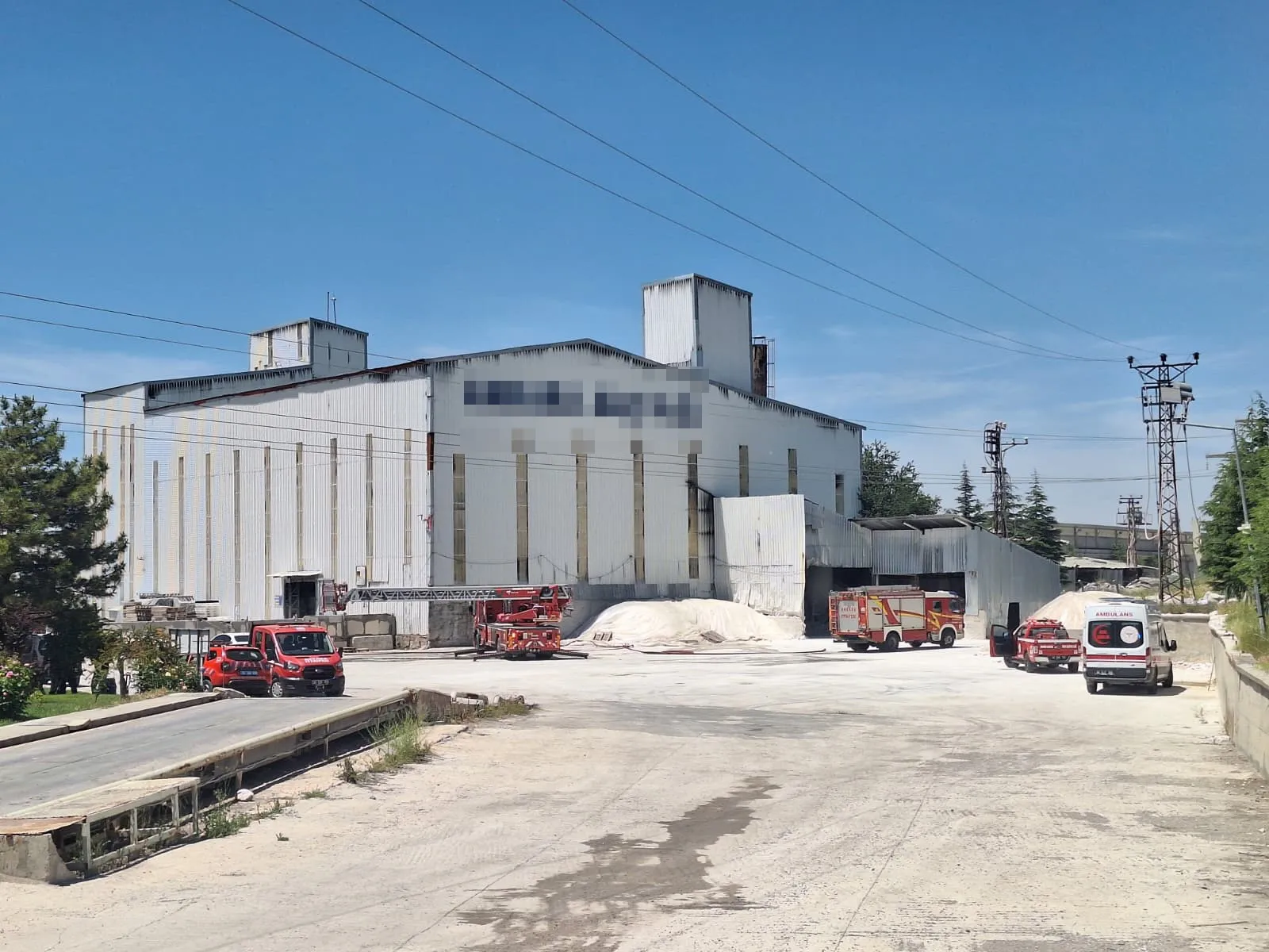 Gölbaşı’ndaki alçı fabrikasında kaynak kıvılcımları yangın çıkardı